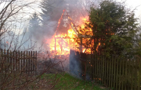 Druhý stupeň požárního poplachu byl vyhlášen při rozsáhlém požáru chaty v Luhově na Karlovarsku