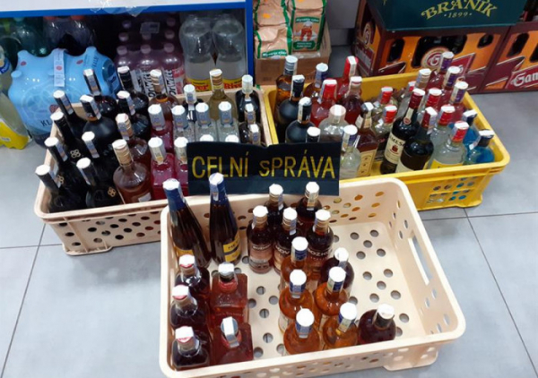 Karlovarští celníci zajistili při kontrolách od začátku letošního roku téměř 300 litrů alkoholu bez dokladů