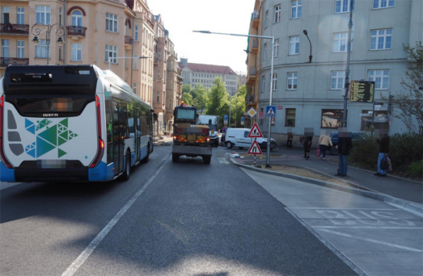 V Karlových Varech došlo na přechodu pro chodce ke střetu seniora se stavebním strojem značky Volvo