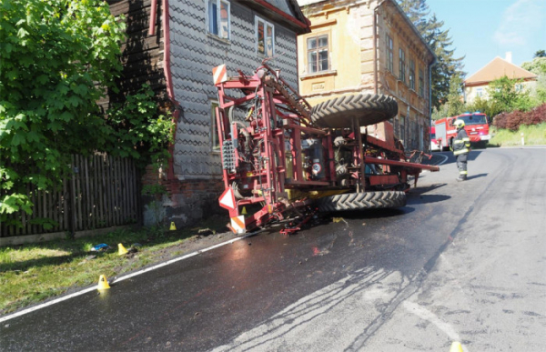 V obci Valeč se převrátil traktor s přívěsem plným hnojiva a narazil do domu