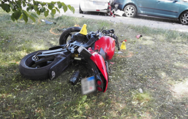 Motorkář vlivem vysoké rychlosti nezvládl svůj stroj a narazil do zaparkovaného vozidla. Na místě zemřel
