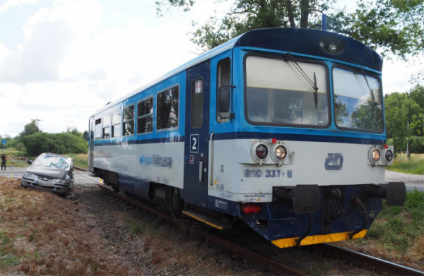 Na železničním přejezdu u obce Toužim došlo ke střetu osobního vozu s vlakem