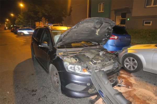 31letý řidič poničil v Chebu tři zaparkovaná vozidla, nadýchal 1,8 promile