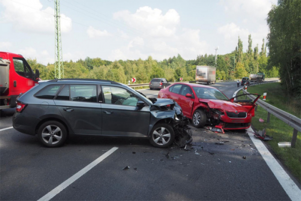 Při střetu tří vozidel u Karlových Varů se zranily dvě osoby. Nehodu zřejmě zavinil mikrospánek
