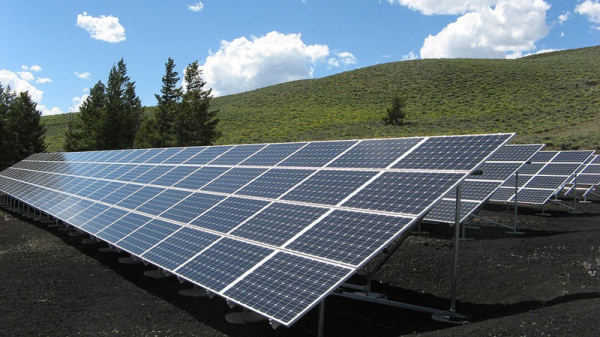 Společnost SUAS GROUP dokončuje u Vintířova svou první fotovoltaickou elektrárnu