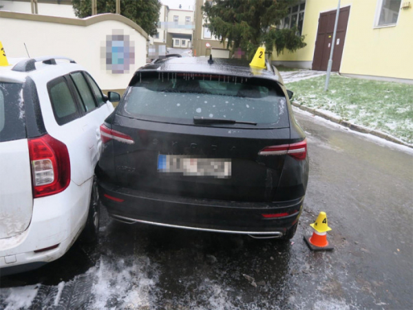 V Chodově na Sokolovsku došlo ke střetu tří osobních vozidel, odhadnutá škoda je 75 tisíc korun