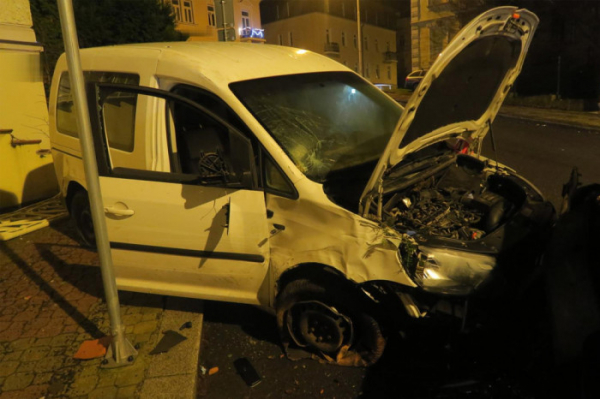 Řidička pod vlivem alkoholu nezvládla řízení a poškodila několik zaparkovaných vozidel