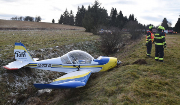 Při havárii dvoumístného letadla na Chebsku byli zraněni dva lidé