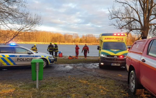 V Ostrově na Karlovarsku hasiči zachraňovali dívku, pod kterou se probořil led