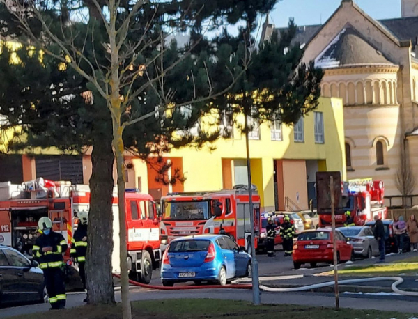 V Kraslicích došlo k požáru bytu, dvě osoby se zranily. Na místo letěl i vrtulník LZS