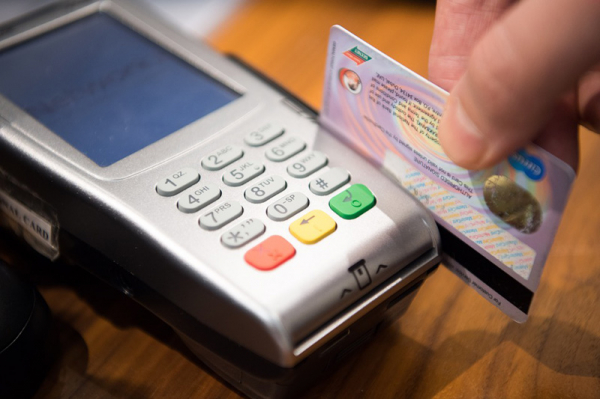 Žena ze Sokolovska našla platební kartu. Nevrátila ji a provedla s ní několik plateb