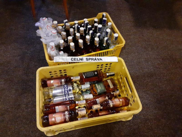 Celníci na Karlovarsku zajistili od začátku letošního roku více než 200 litrů alkoholu bez dokladů
