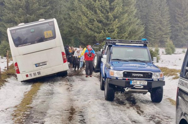 Transport dětí ze zapadlého autobusu v Krušných horách
