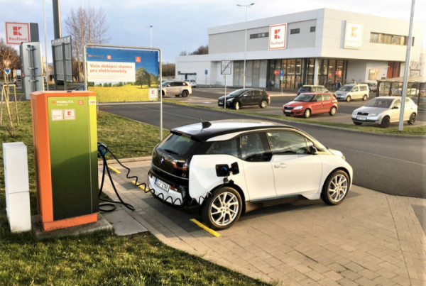 E-řidiči z Karlovarského a Plzeňského kraje načerpaly vloni u ČEZ o 25 % energie více