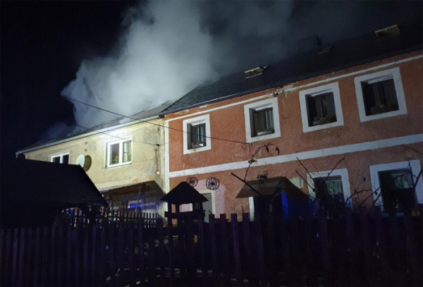 V obci Andělská Hora zničil požár střechu rodinného domu, předběžná škoda je odhadnuta na 2 miliony korun