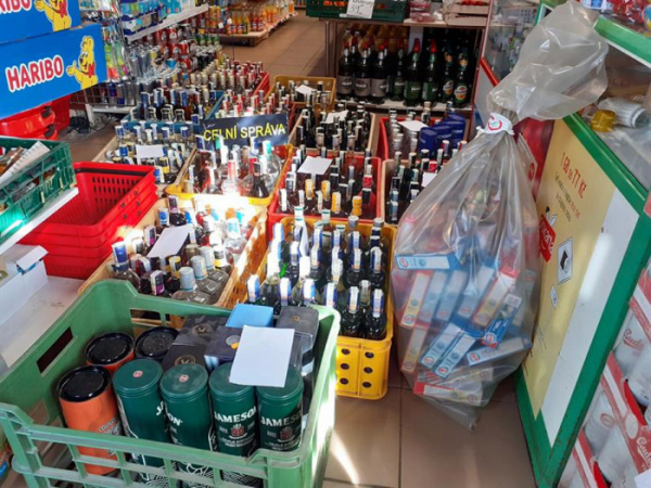 Karlovarští celníci, při kontrole prodejny v Toužimi na Karlovarsku, zajistili téměř 400 lahví alkoholu bez dokladů
