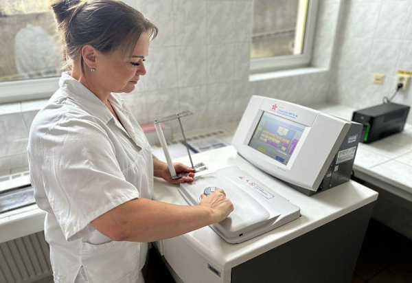 V karlovarské nemocnici mají nového pomocníka v podobě tkáňového procesoru
