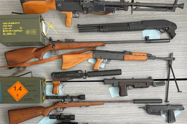 Policie vypátrala skupinu mužů z Karlovarska, prodávali střelné zbraně