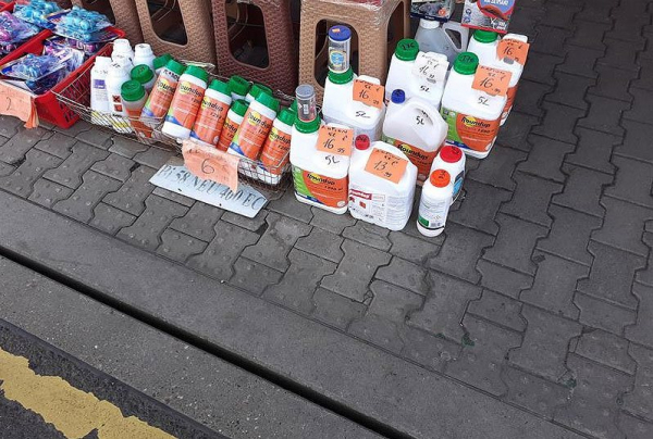 Celníci Karlovarského kraje zajistili na tržnicích 531 litrů herbicidních přípravků