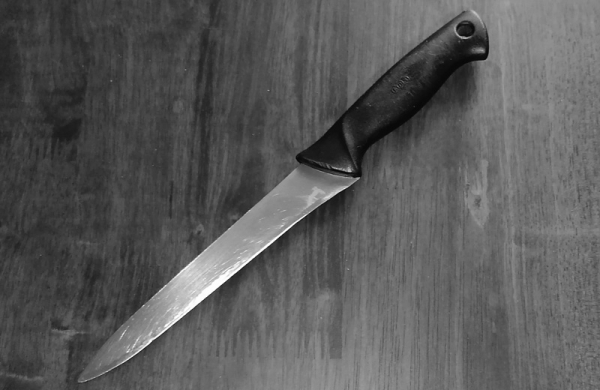 Opilá žena po slovní rozepři napadla svého partnera kuchyňským nožem