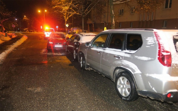 Opilý řidič v Chodově nezvládl řízení a narazil do zaparkovaného automobilu