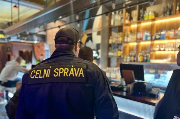 Karlovy Vary: Celníci zajistili více než 12 kg nezdaněného tabáku do vodních dýmek