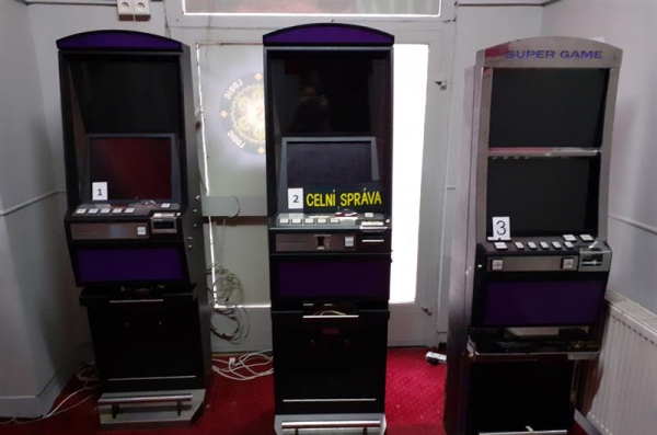 Celníci loni zajistili při kontrolách hazardu v karlovarském regionu 36 nelegálních herních automatů