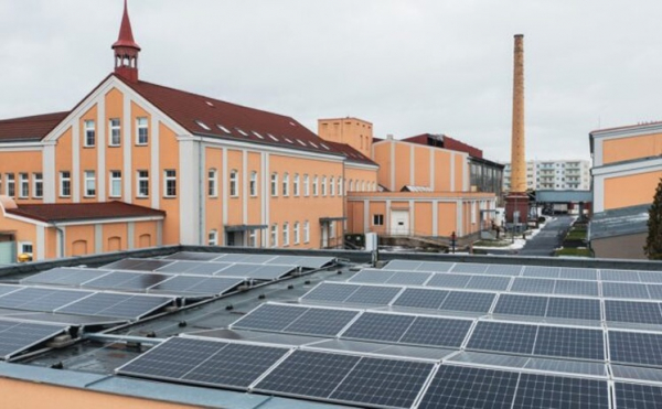Přes 60 % spotřeby elektřiny pokryje sklárna Moser z fotovoltaiky s baterií od ČEZ ESCO