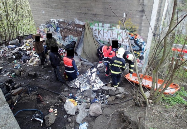 Bezdomovcům shořel přístřešek pod mostem