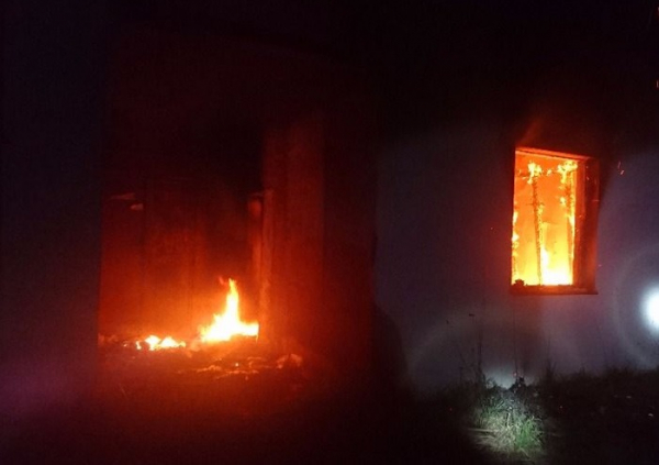 Čtyři jednotky hasičů zasahovaly v noci u požáru v Ostrově