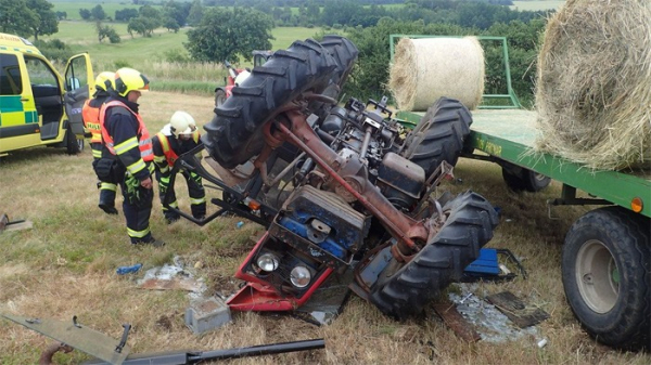 Na poli se převrátil traktor, řidič nepřežil