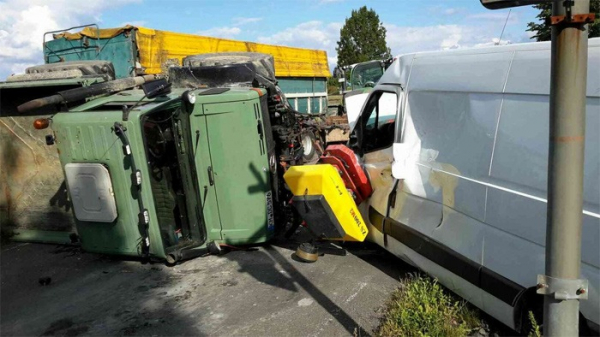 Dvě nehody nákladních aut během pondělí