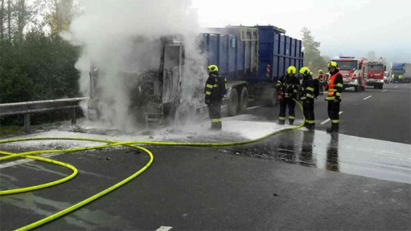 Na silnici D6 hořel kamion