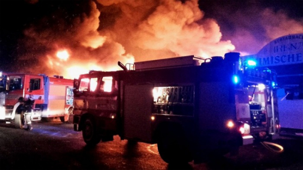 Požár zničil stánky na tržnici u Chebu